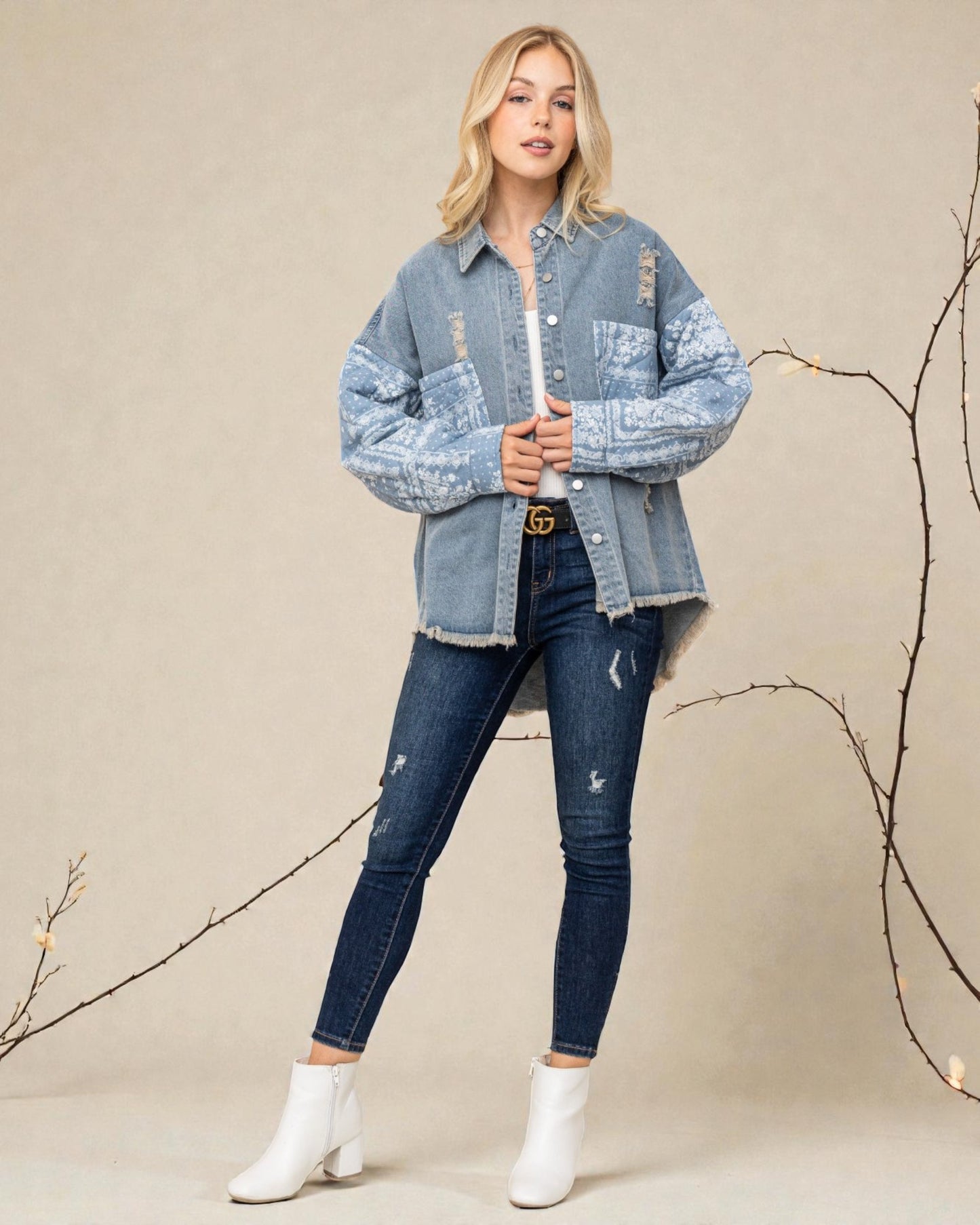 Chaqueta vaquera con mangas acolchadas y estampado paisley de lavado claro