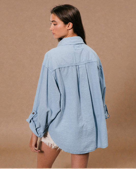 Chemise en jean boutonnée avec détails surpiqués