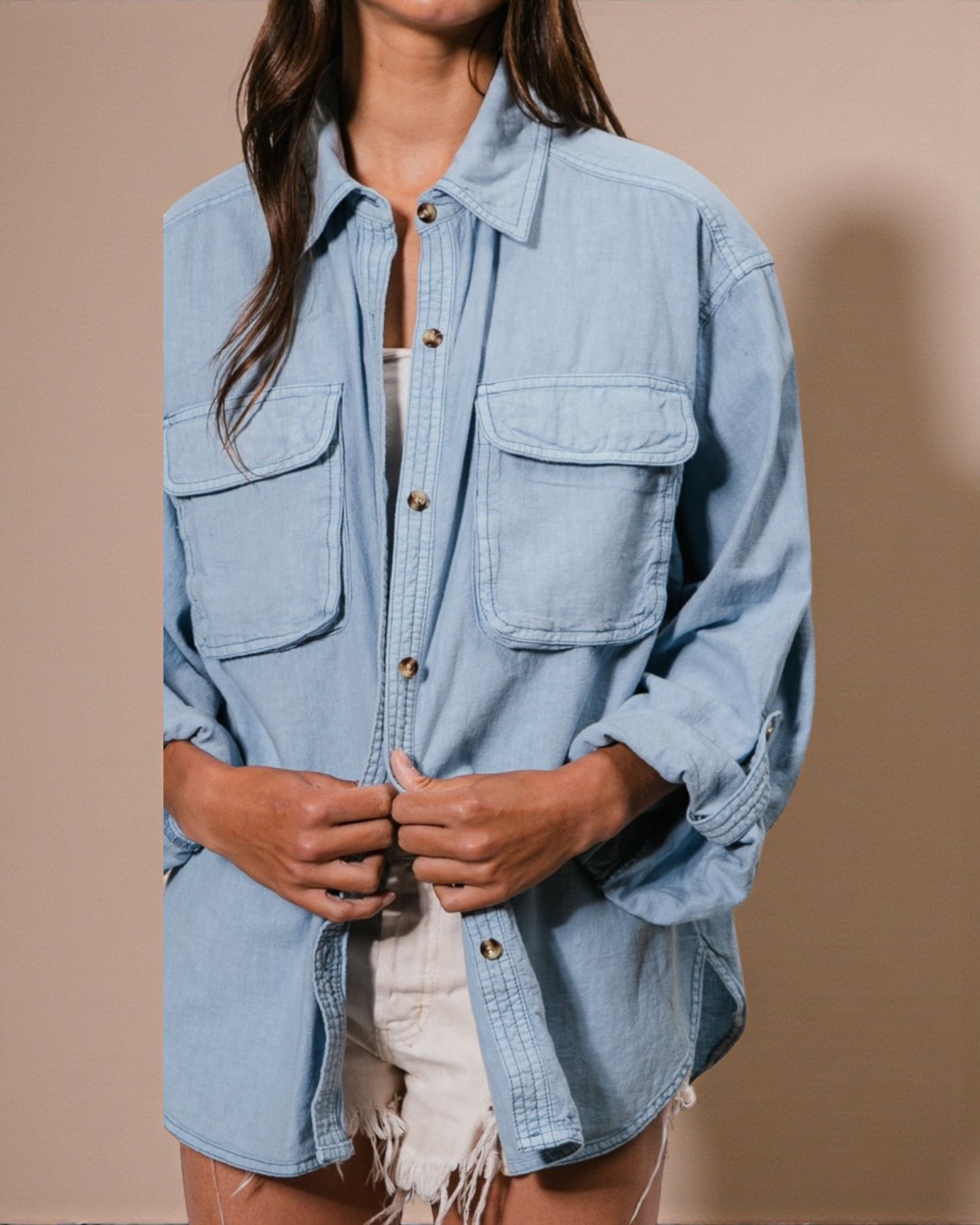 Chemise en jean boutonnée avec détails surpiqués