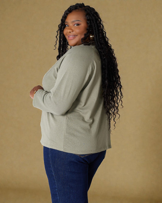 Camiseta de manga larga con cuello en V en color salvia