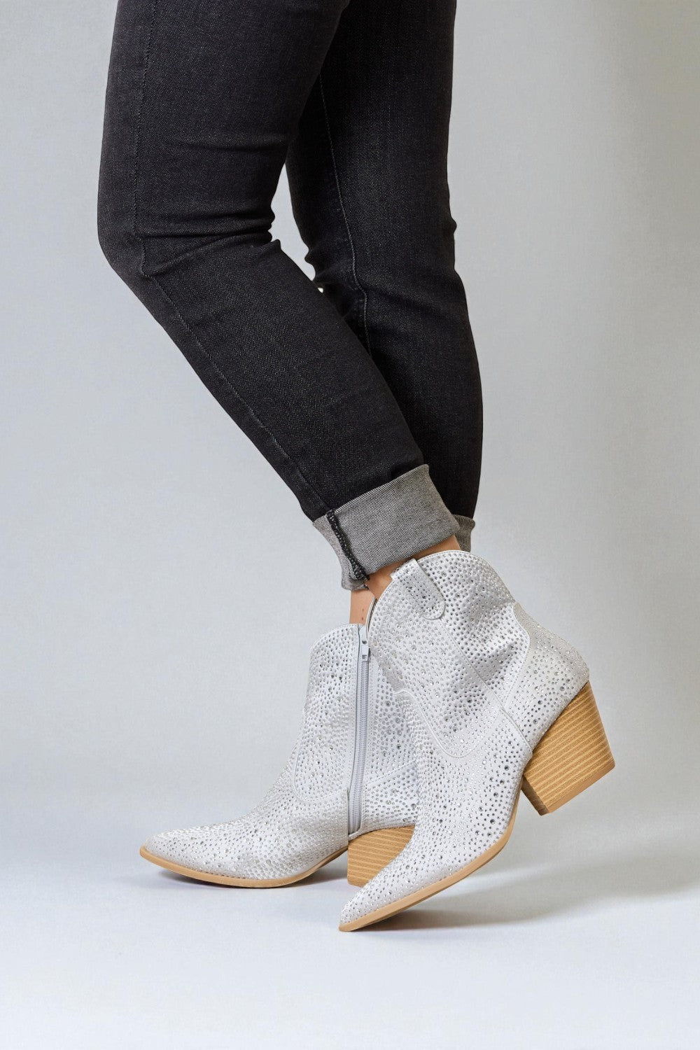 Botas vaqueras al tobillo con diamantes de imitación de cuero vegano