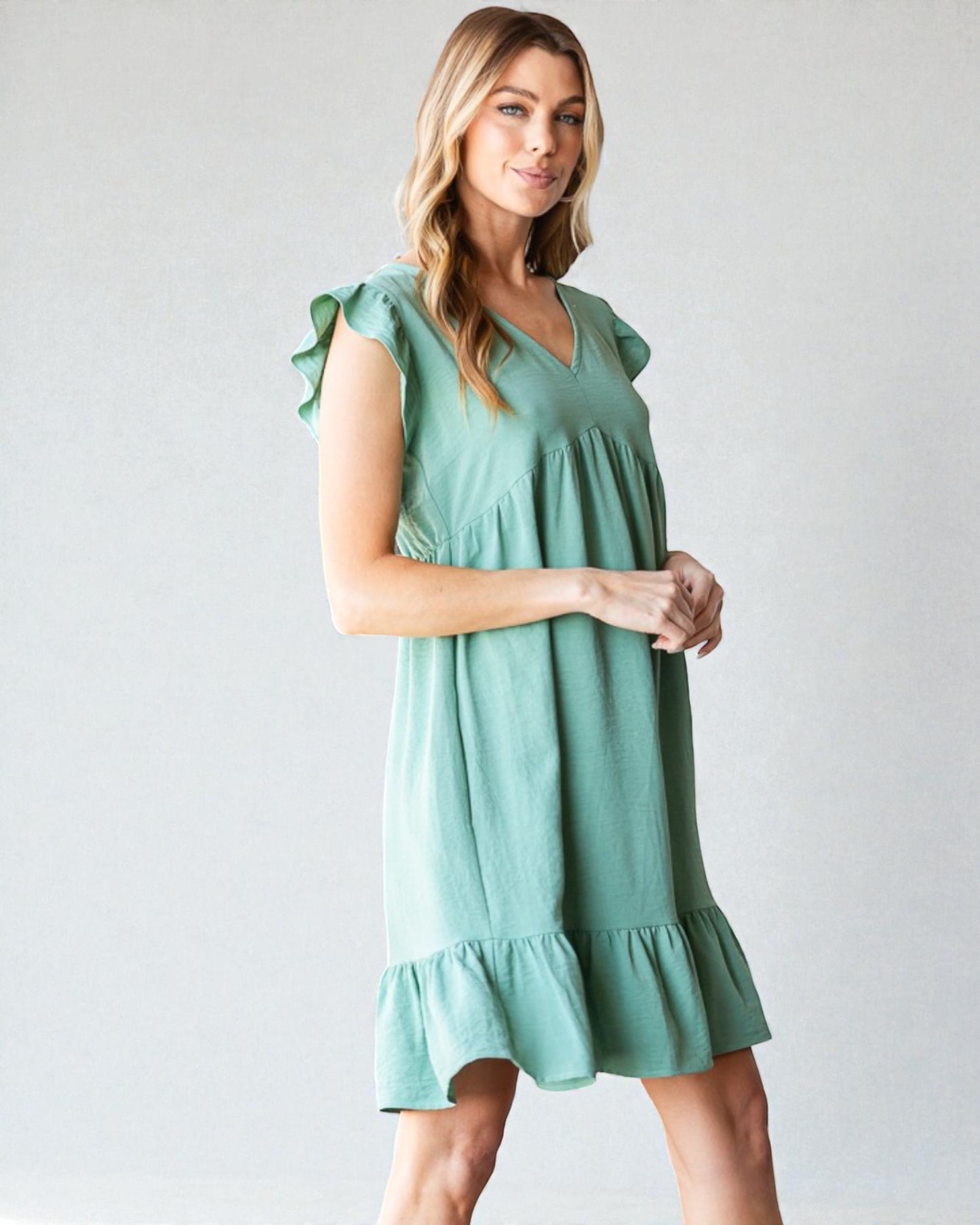 Robe courte à manches courtes, col en V, ourlet à volants, couleur sauge poussiéreuse