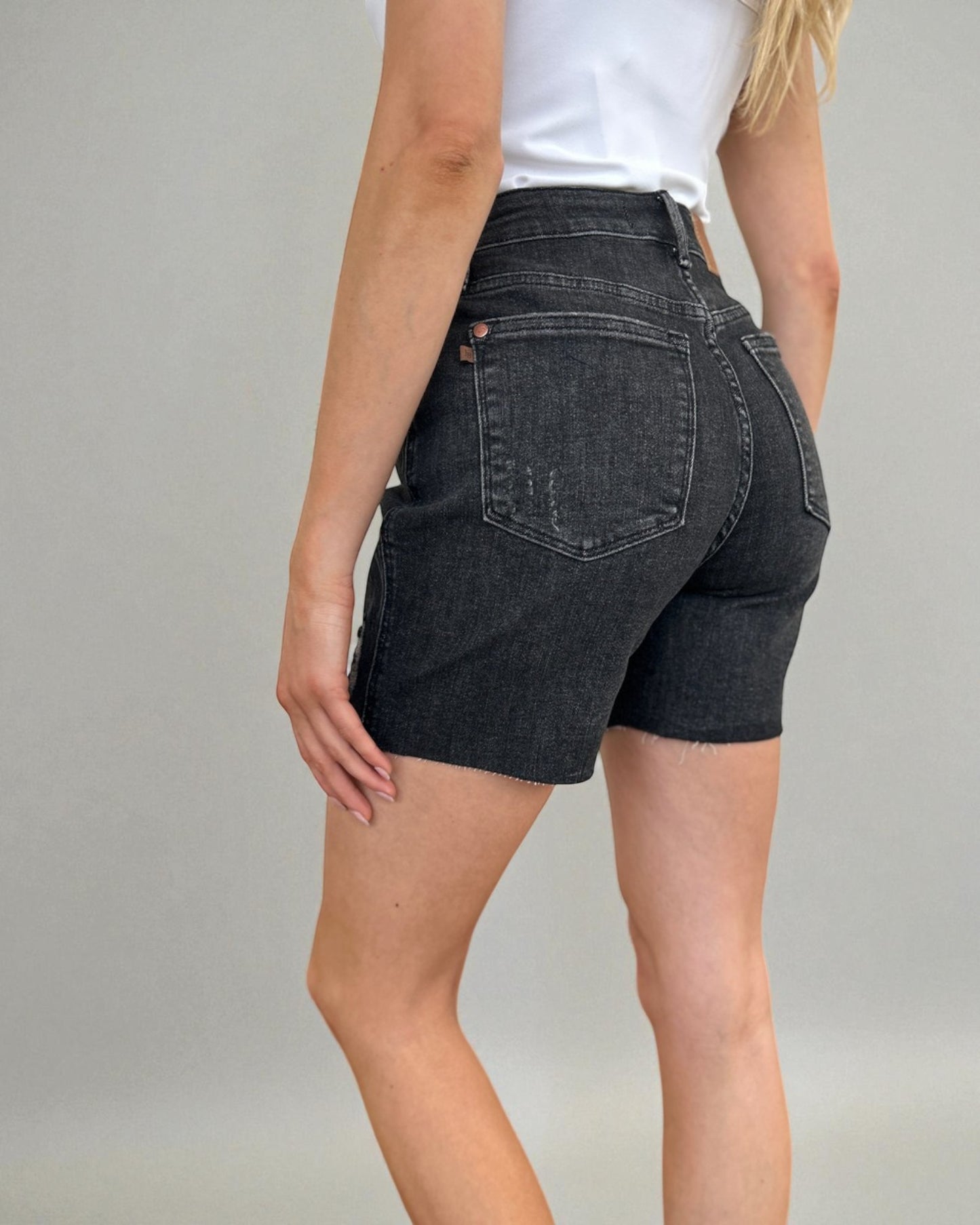 Short en jean taille haute noir délavé avec contrôle du ventre