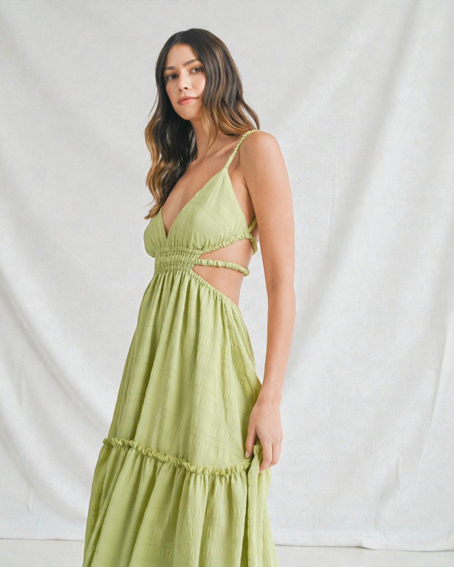 Vestido largo sin mangas y con espalda descubierta en color salvia