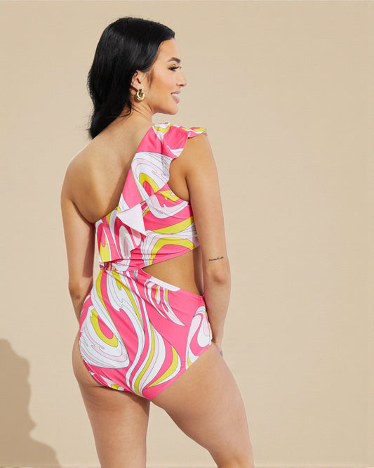 Traje de baño con volantes y aberturas asimétricas en color rosa