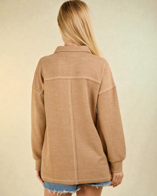 Haut en tricot à demi-boutons et col taupe