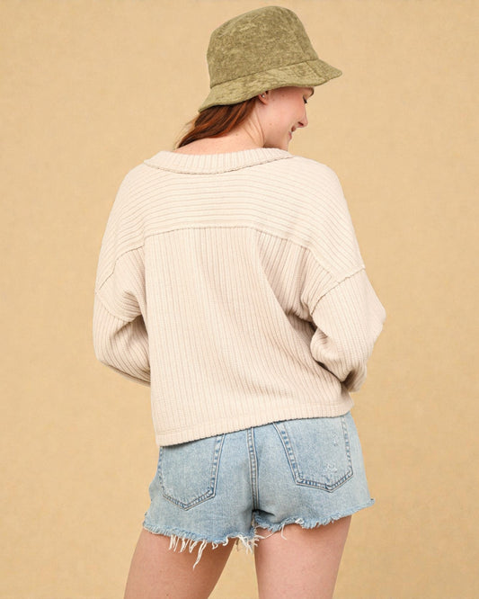 Haut en maille côtelée à col en V et coutures apparentes en écru