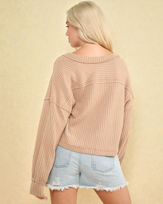 Haut en tricot côtelé à col en V et coutures apparentes en moka