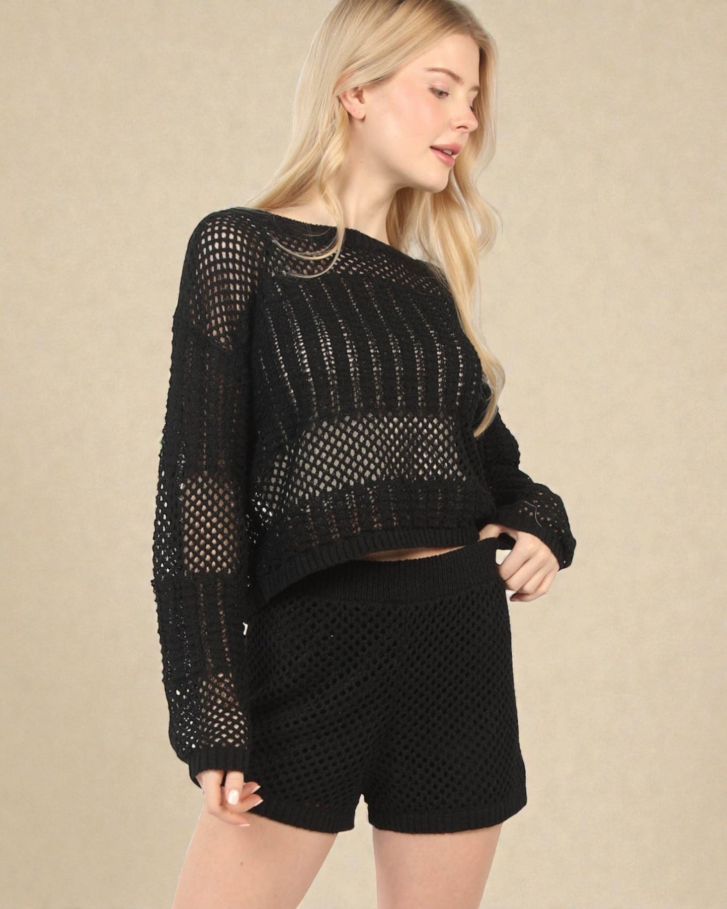 Ensemble cache-cœur et short noir ajouré