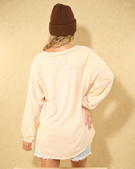 Haut en tricot beige délavé à col en V et coutures apparentes