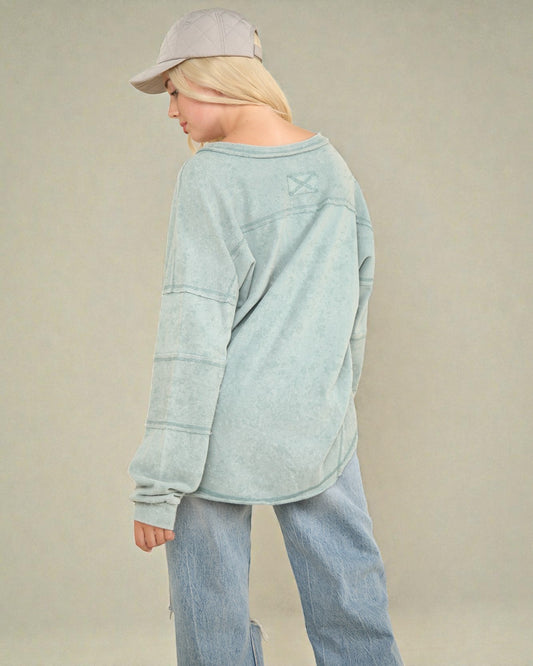 Haut en tricot délavé à col en V et coutures apparentes en sauge