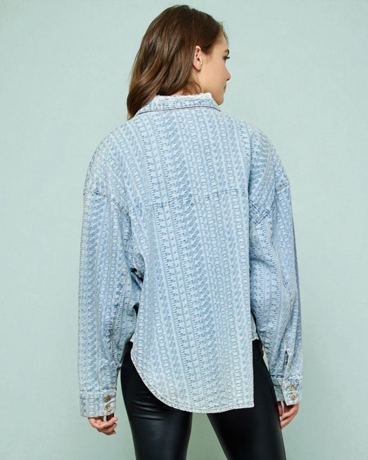 Top denim con hombros caídos y botones con lavado claro