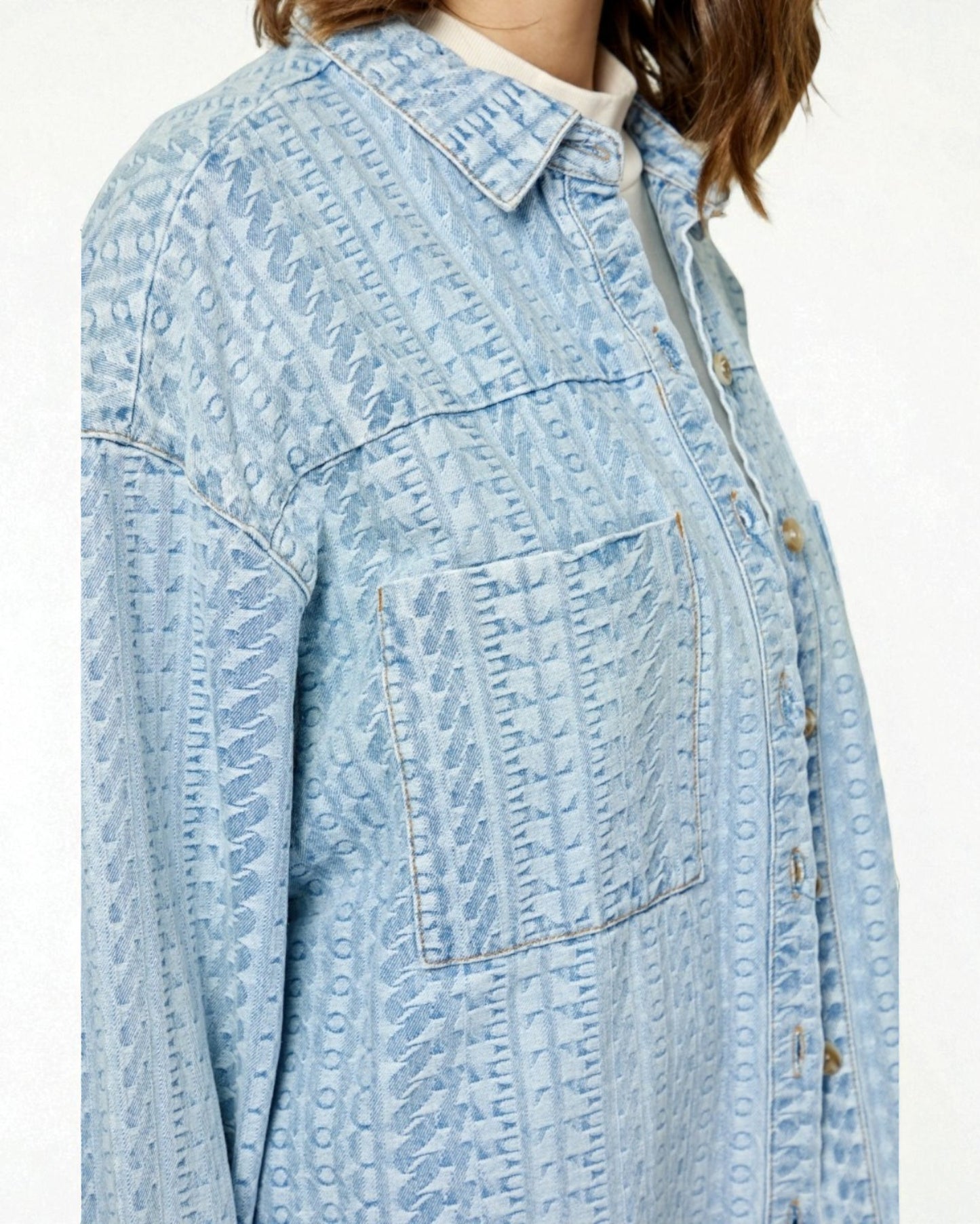 Top denim con hombros caídos y botones con lavado claro