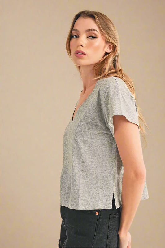 AEMI+CO - Light Gray Cropped V - Neck Tee