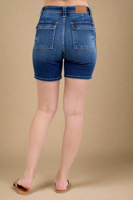 Judy Blue - High Rise Utility Pocket Denim Shorts in Medium Blue Wash