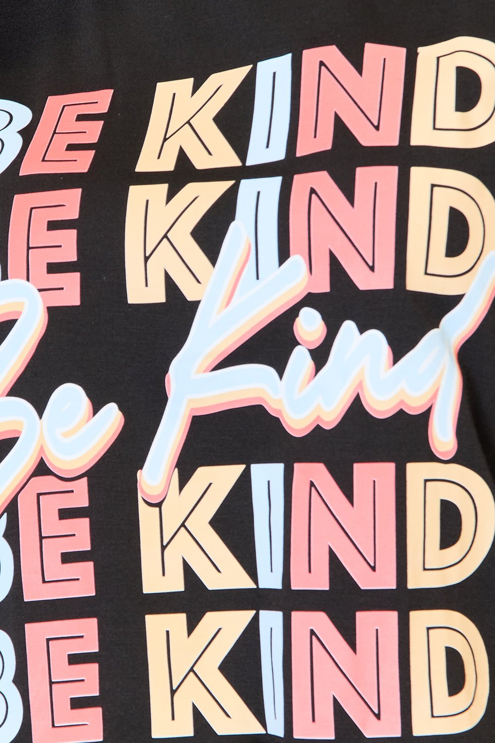 Camiseta gráfica negra con la frase "Be Kind"