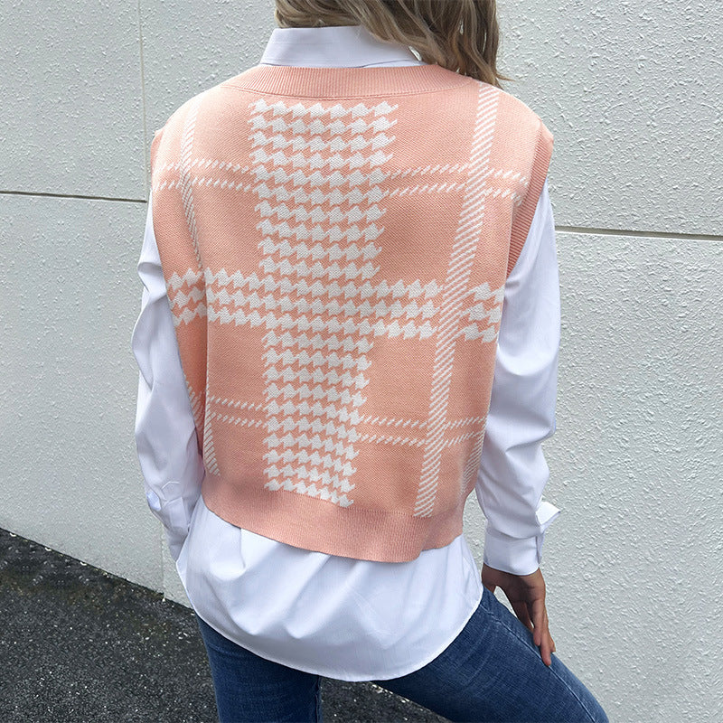 Houndstooth V-Neck Sweater Vest in Peach