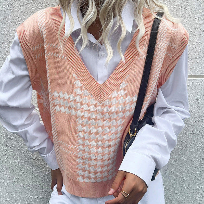 Houndstooth V-Neck Sweater Vest in Peach