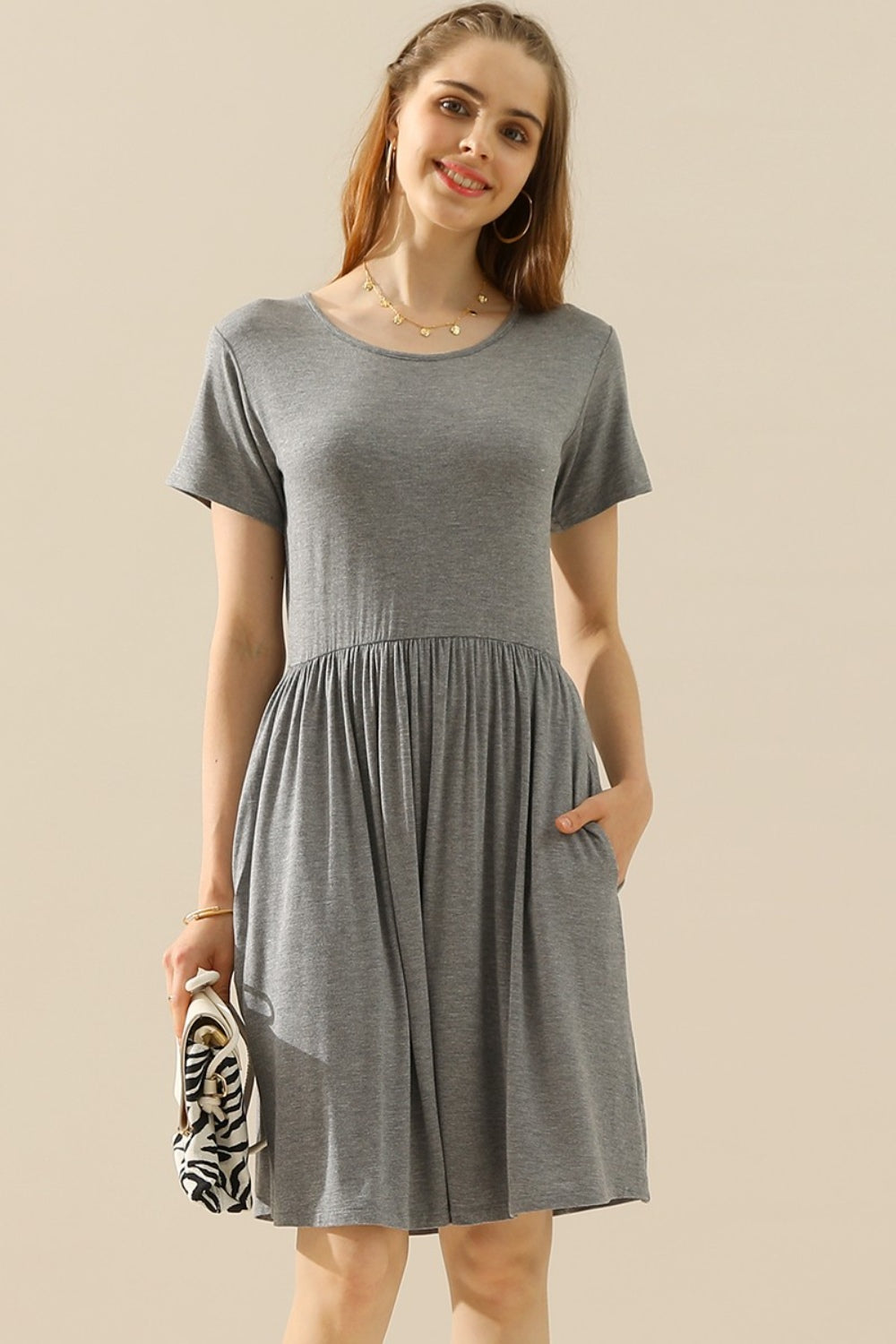 Mini-robe froncée à manches courtes avec poches