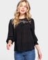 Blusa de manga con volante y panel de encaje de crochet en negro