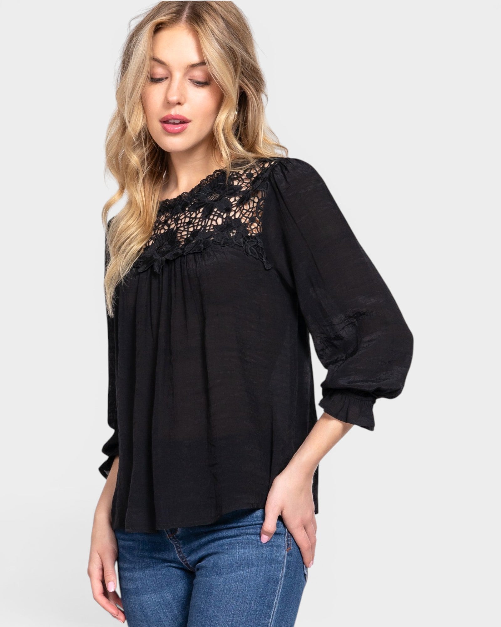 Blusa de manga con volante y panel de encaje de crochet en negro