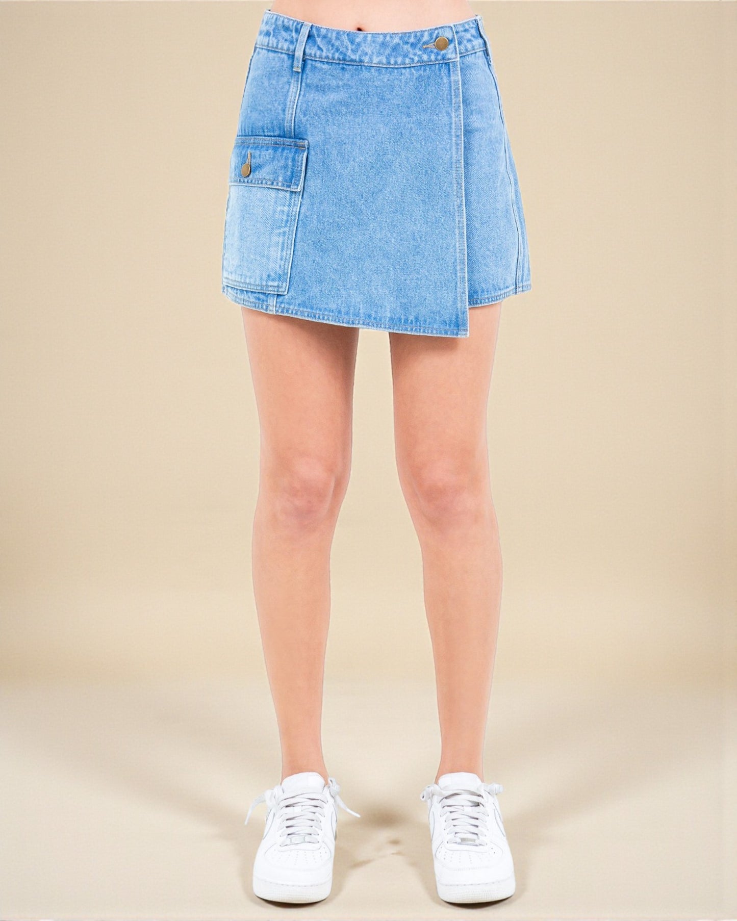 Mini-jupe en jean à poches cargo délavées