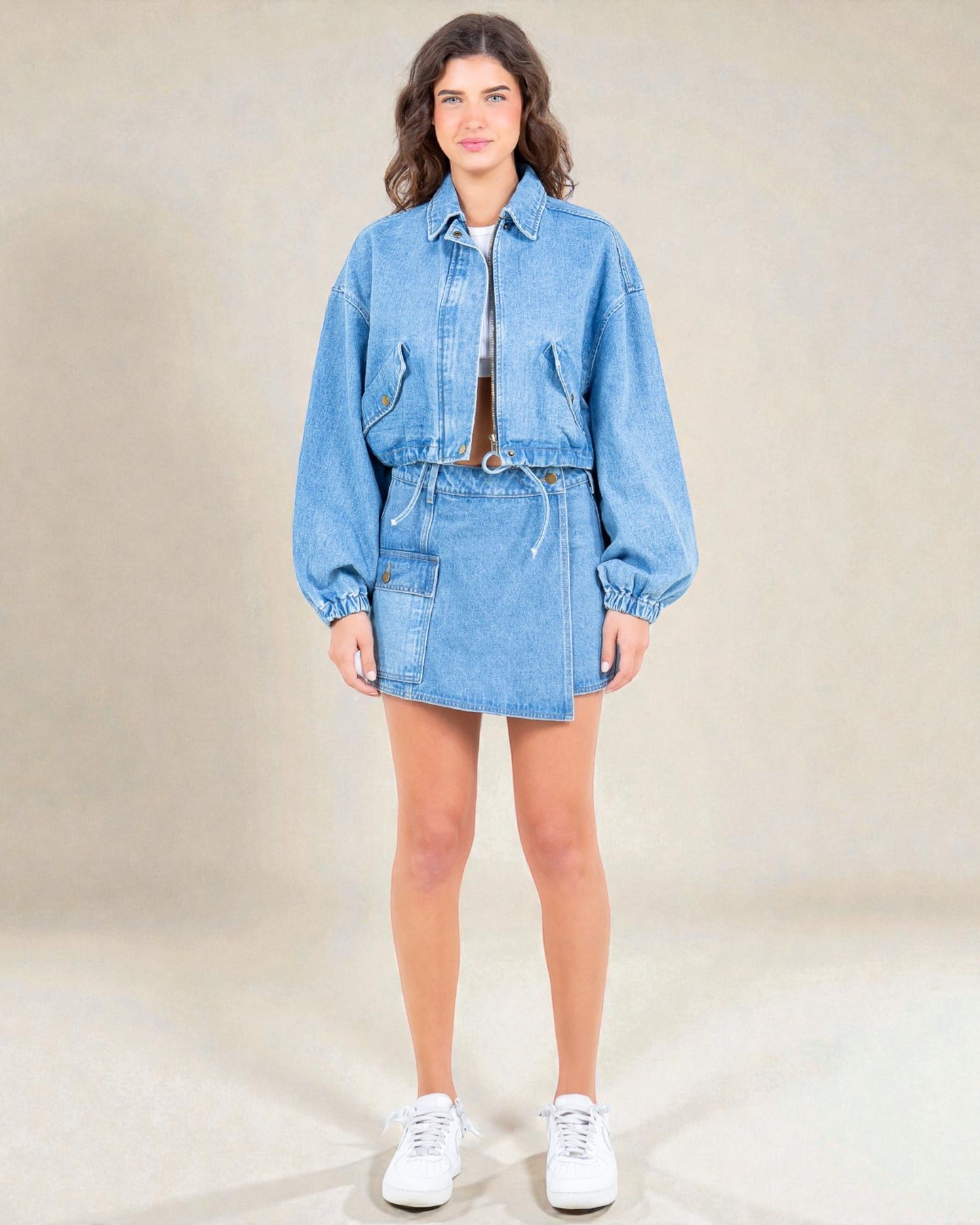 Mini-jupe en jean à poches cargo délavées