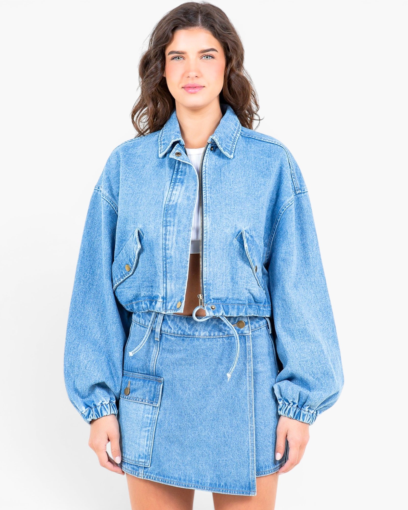 Veste courte en jean délavé clair avec cordon de serrage à la taille