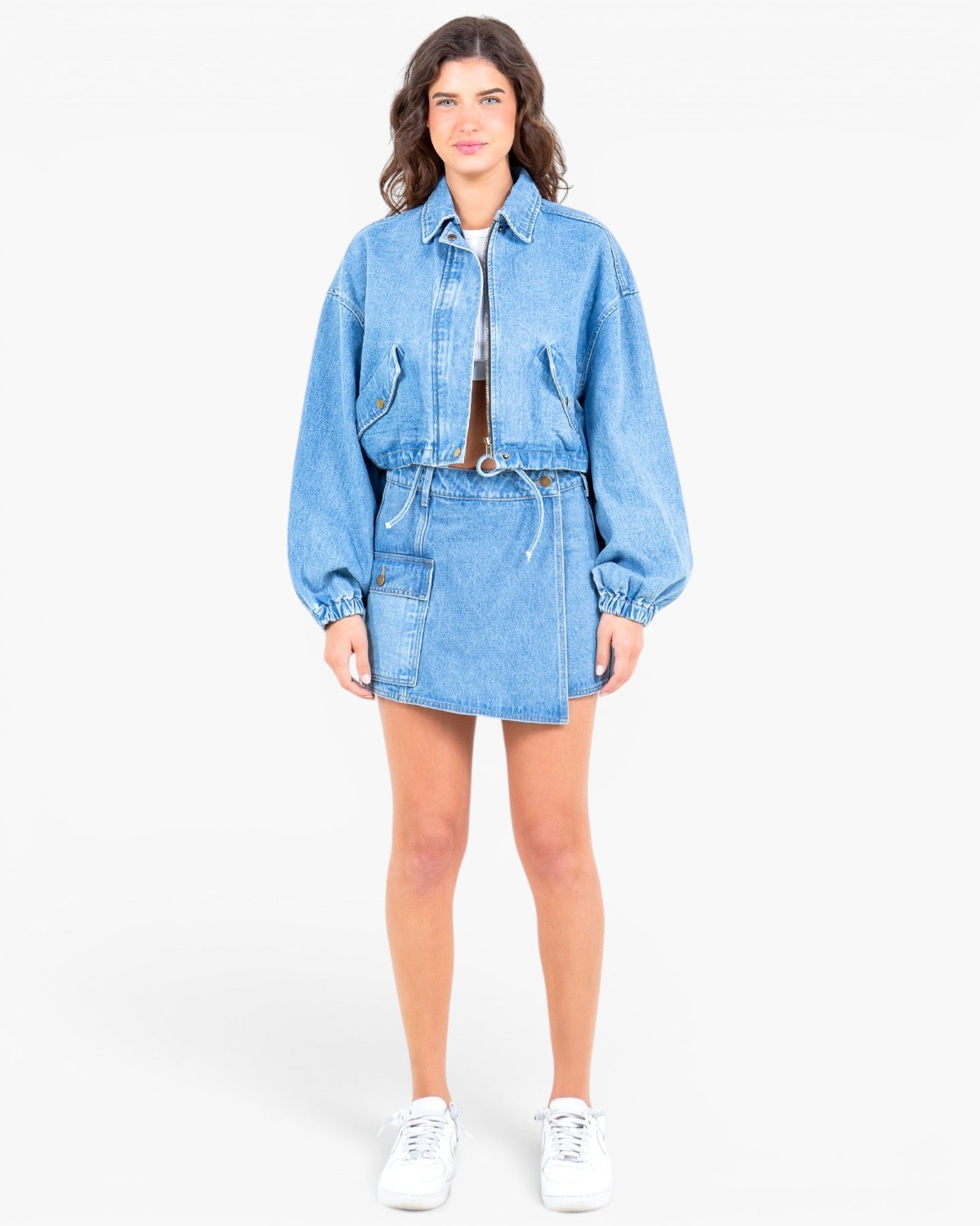 Veste courte en jean délavé clair avec cordon de serrage à la taille