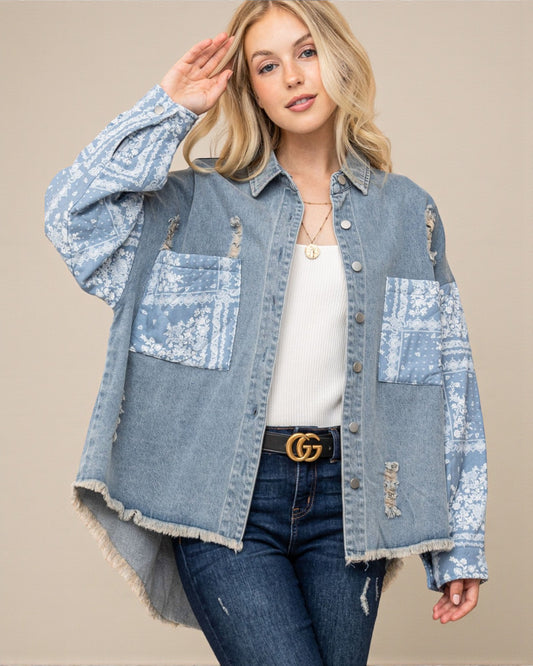 Chaqueta vaquera con mangas acolchadas y estampado paisley de lavado claro