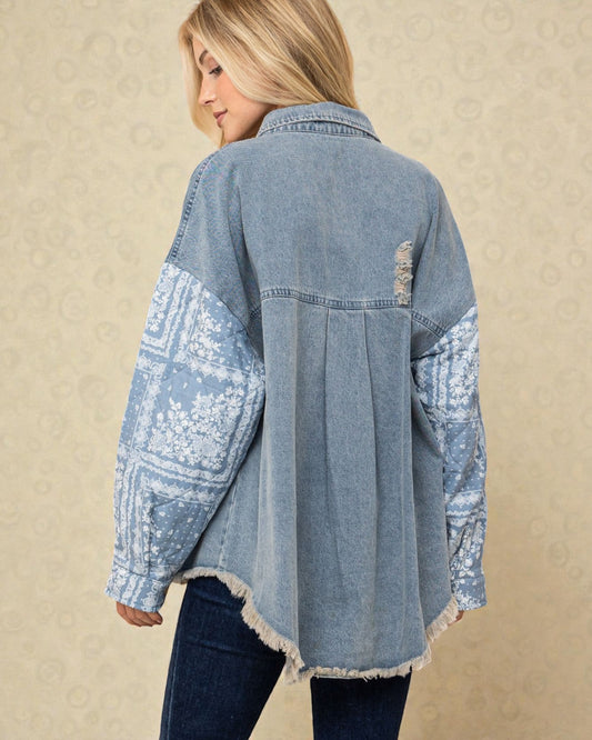 Chaqueta vaquera con mangas acolchadas y estampado paisley de lavado claro