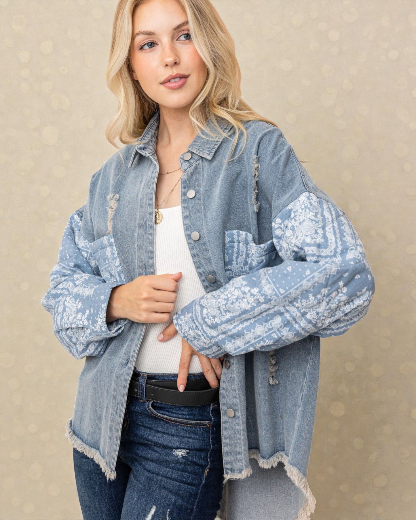 Chaqueta vaquera con mangas acolchadas y estampado paisley de lavado claro