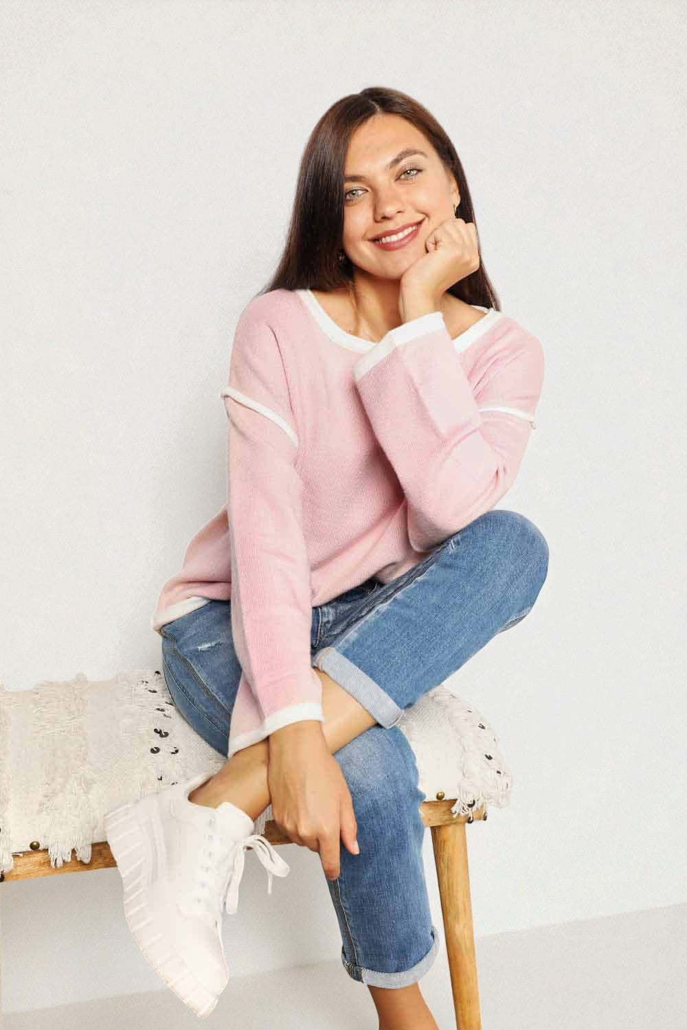 Haut en tricot à épaules tombantes et détails contrastés en rose blush