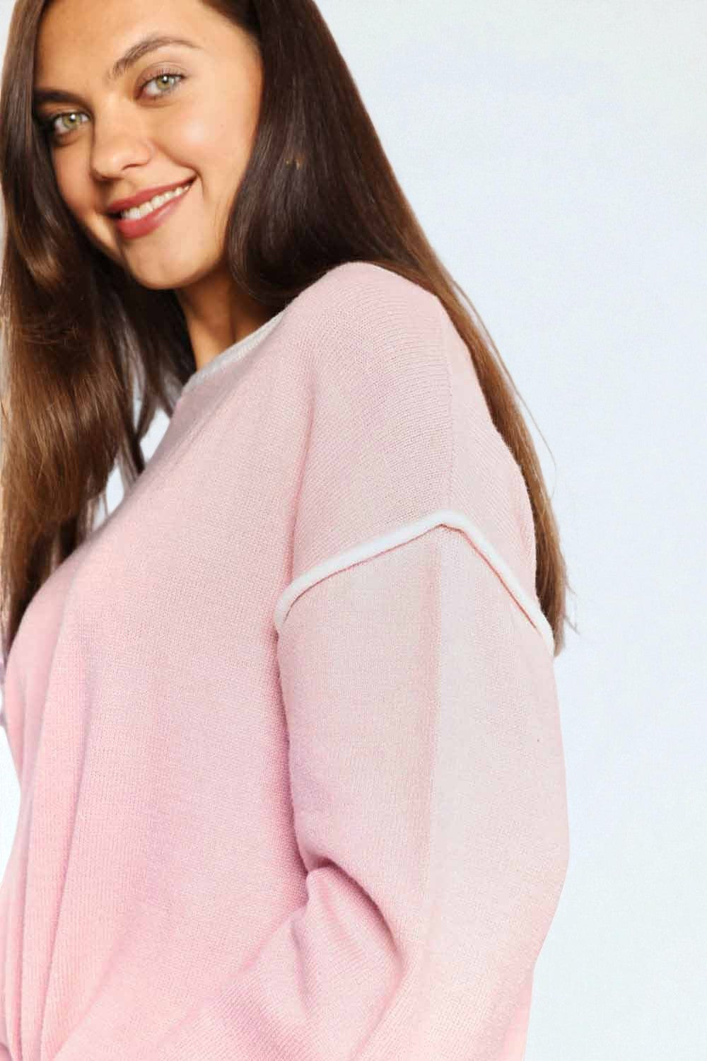 Haut en tricot à épaules tombantes et détails contrastés en rose blush
