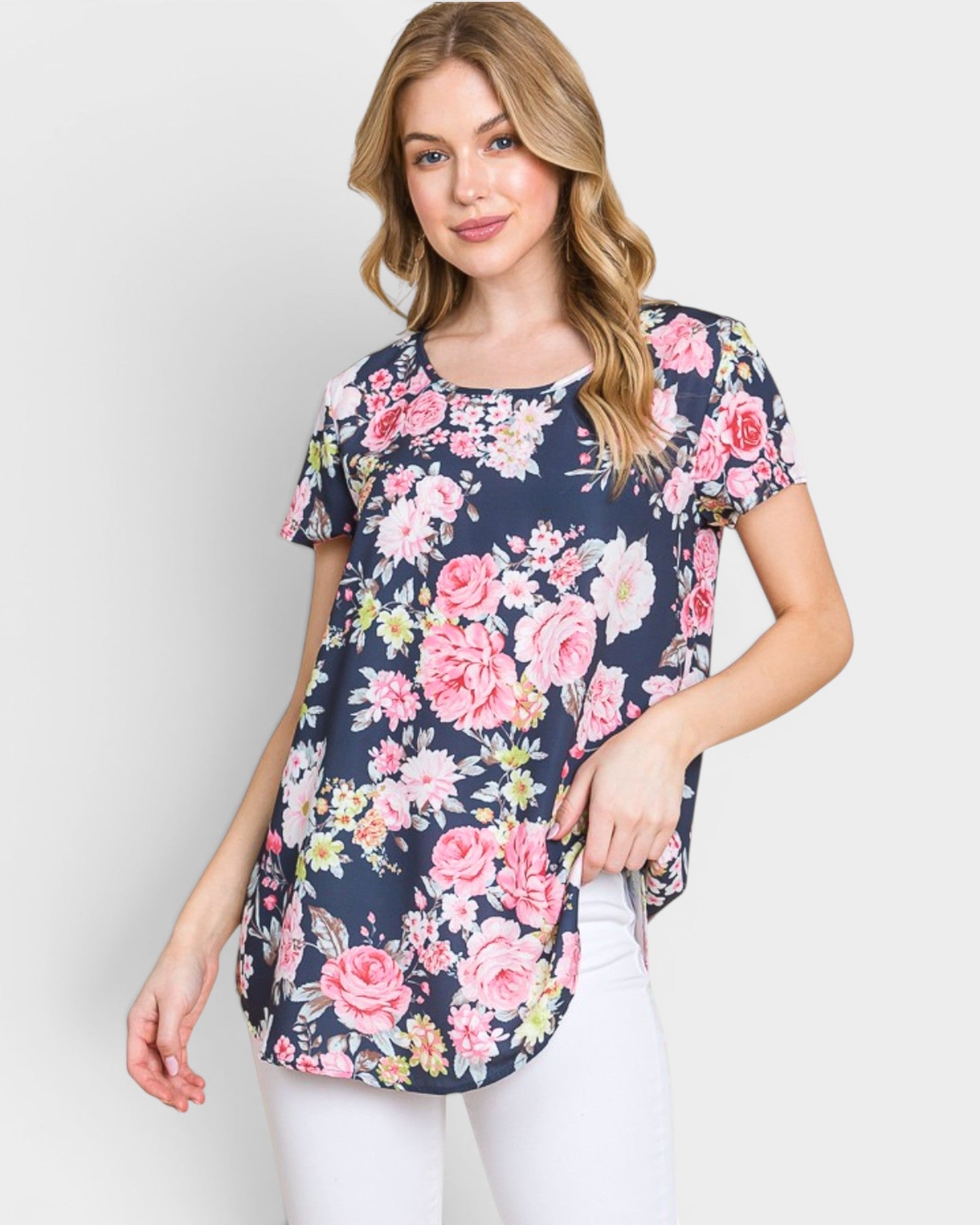 Camiseta de manga corta con estampado floral en azul marino