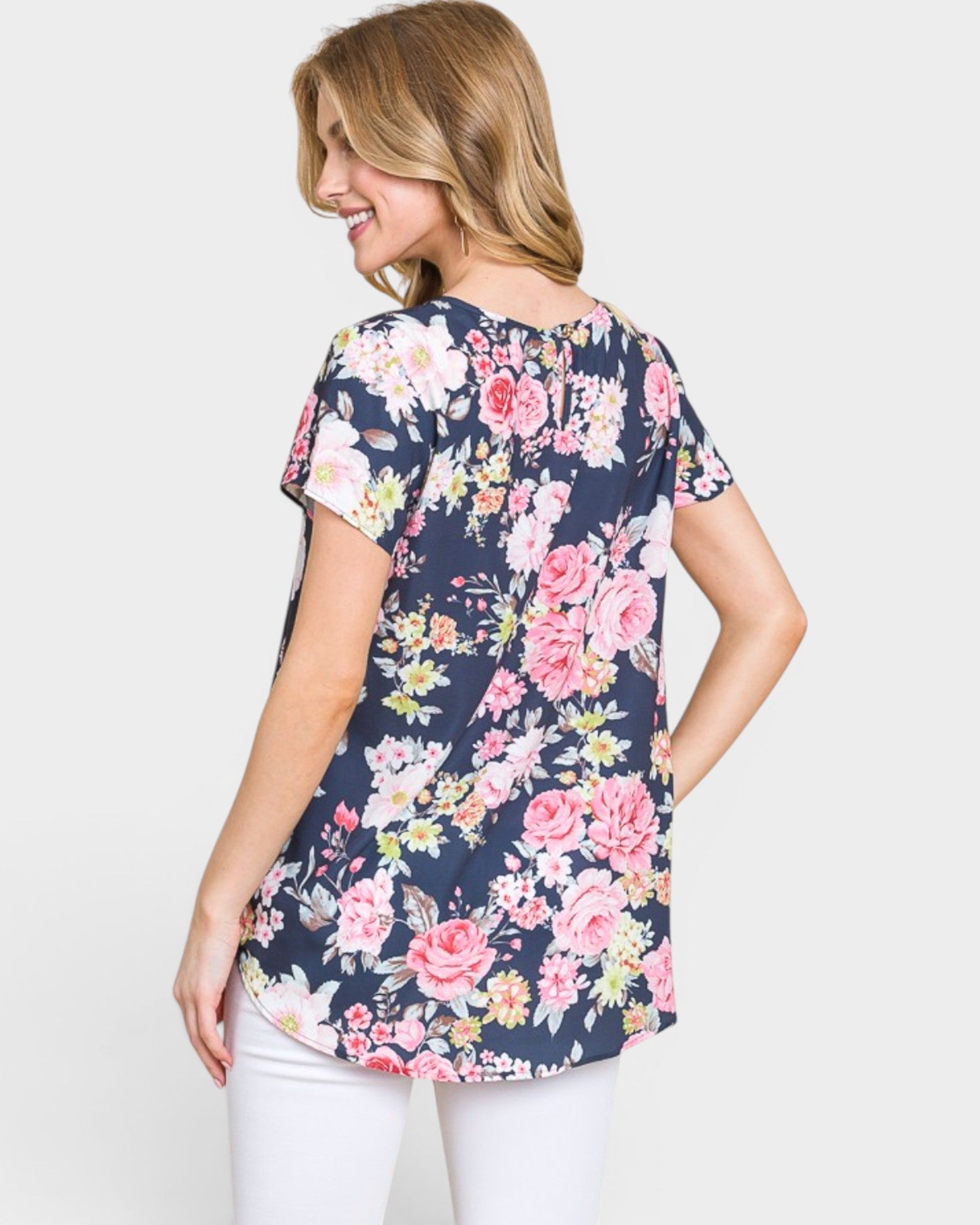 Camiseta de manga corta con estampado floral en azul marino