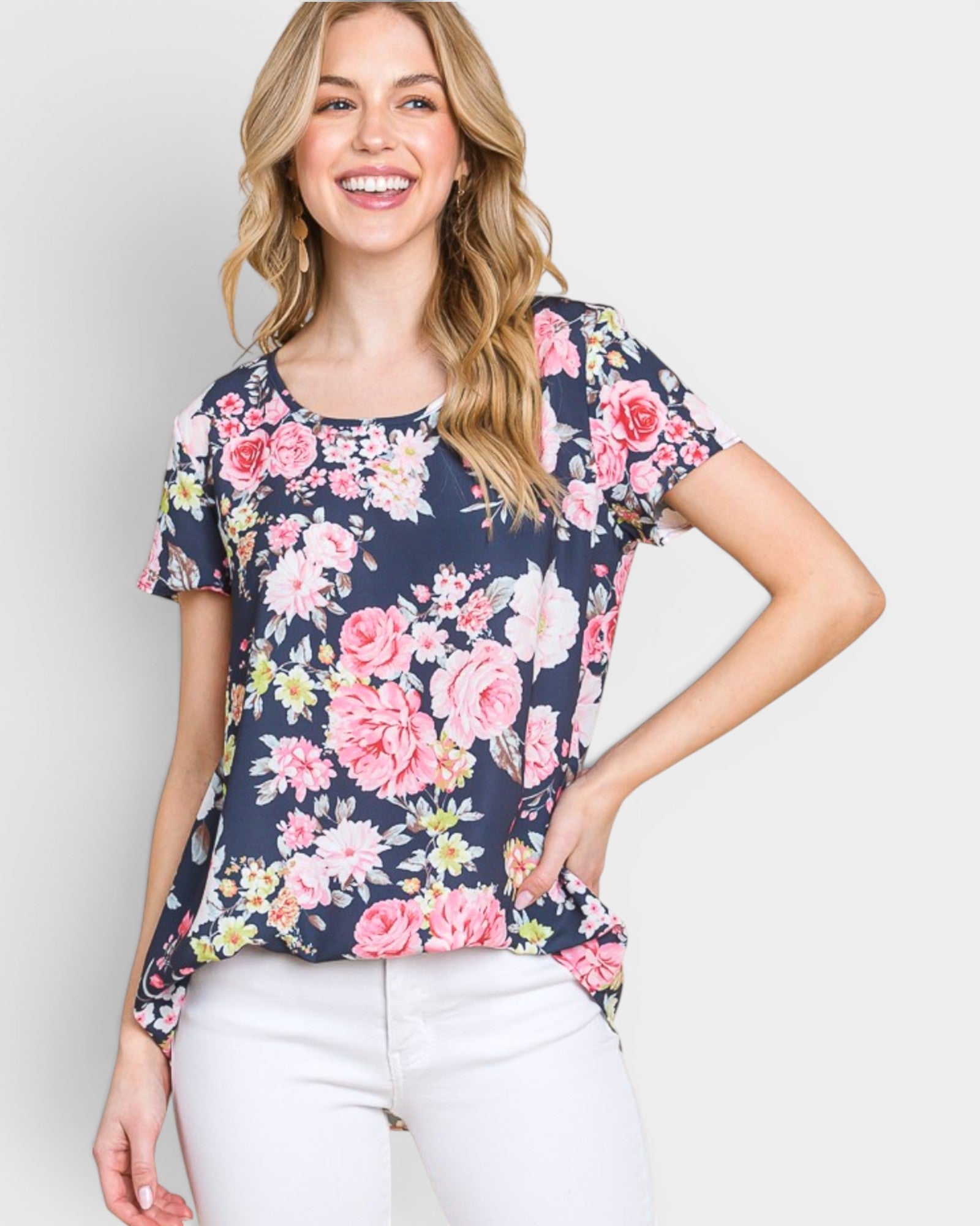 Camiseta de manga corta con estampado floral en azul marino