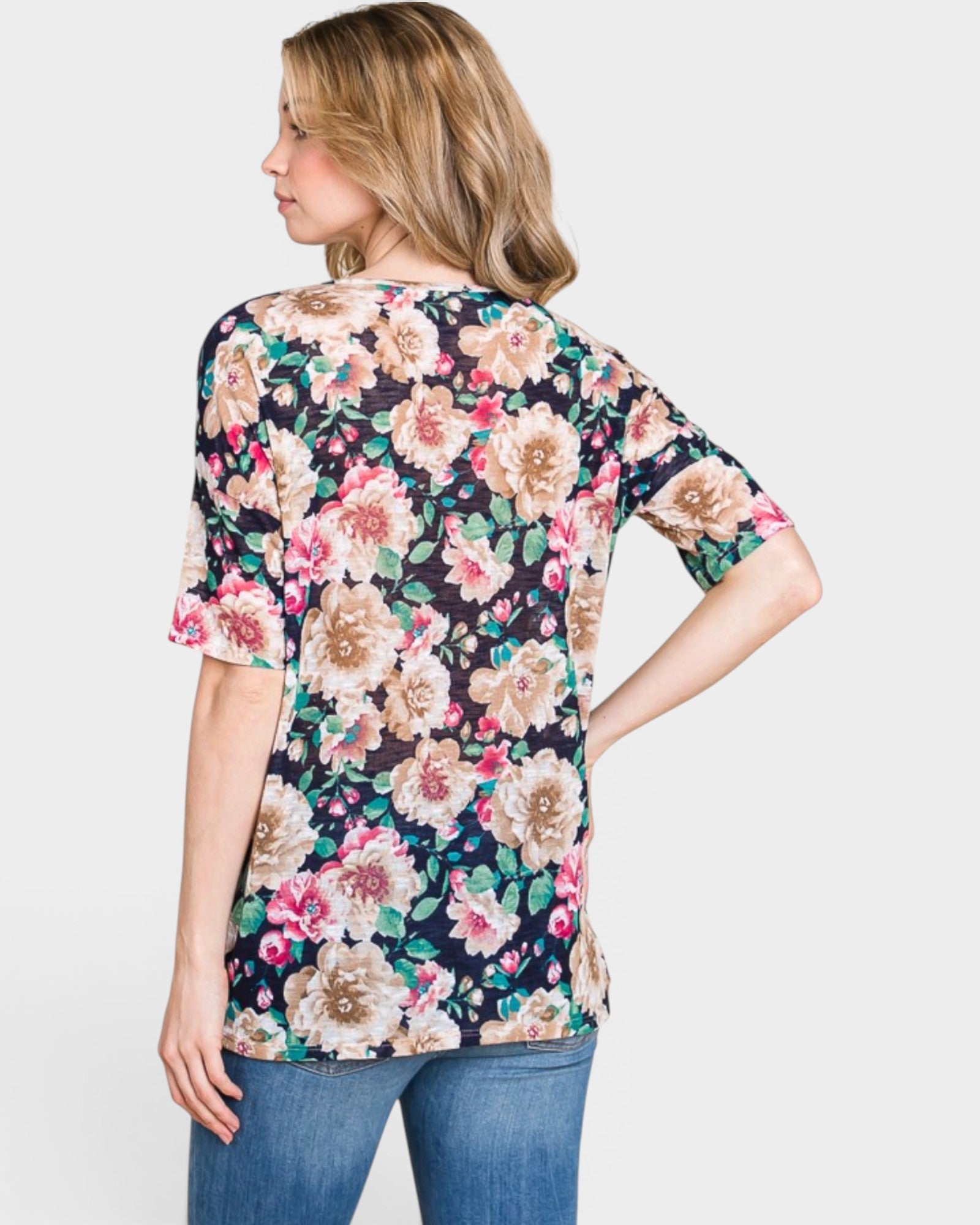 Camiseta de cuello redondo con estampado floral en azul marino