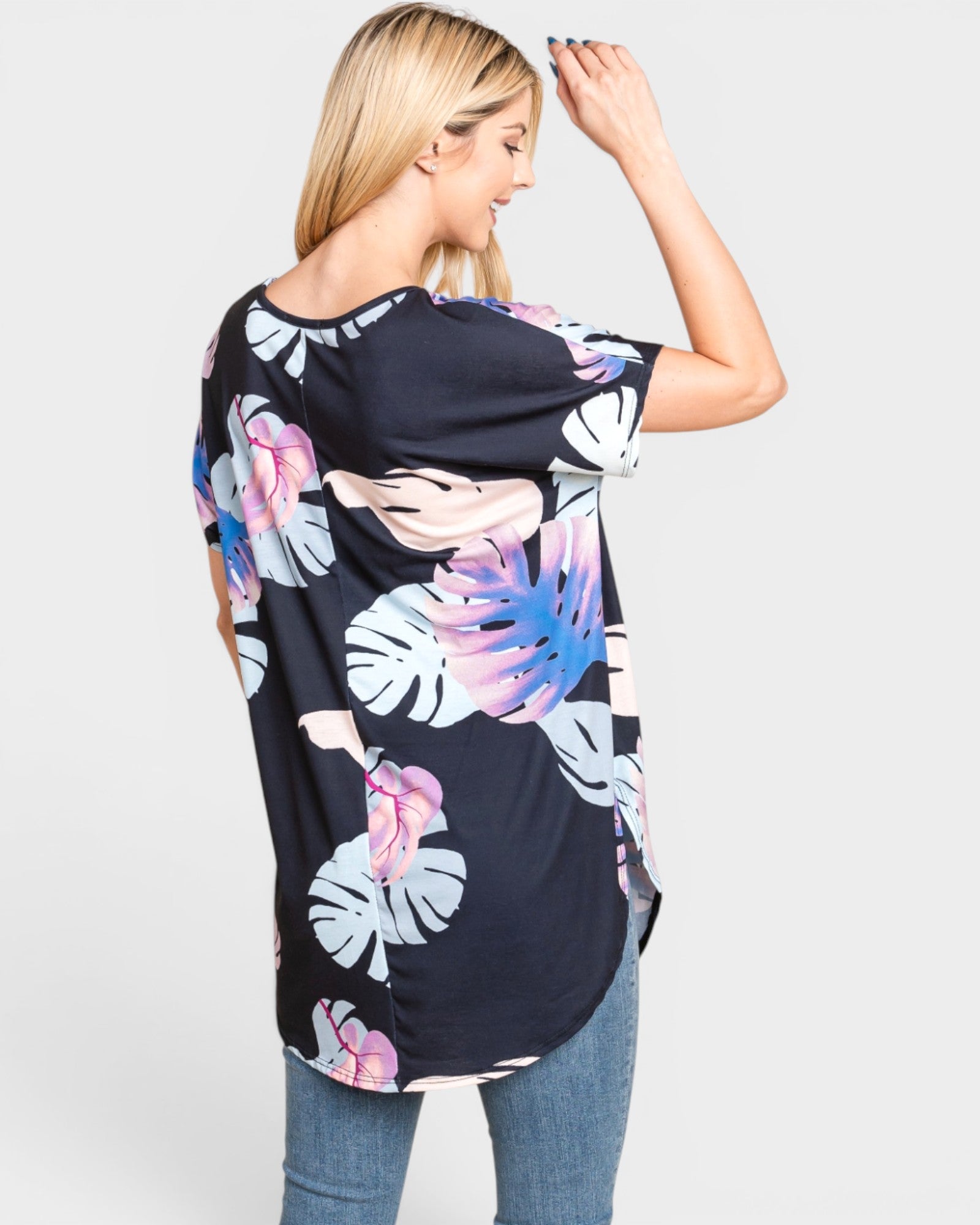 Camiseta túnica de manga corta con estampado tropical en color negro