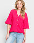 Blusa con escote en V y botones en la parte delantera texturizada en color fucsia