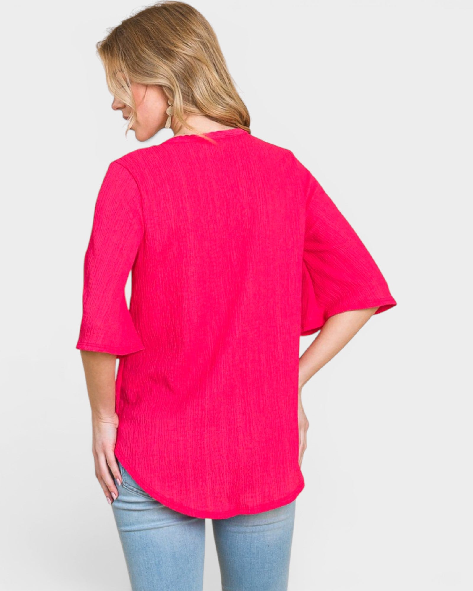Blusa con escote en V y botones en la parte delantera texturizada en color fucsia