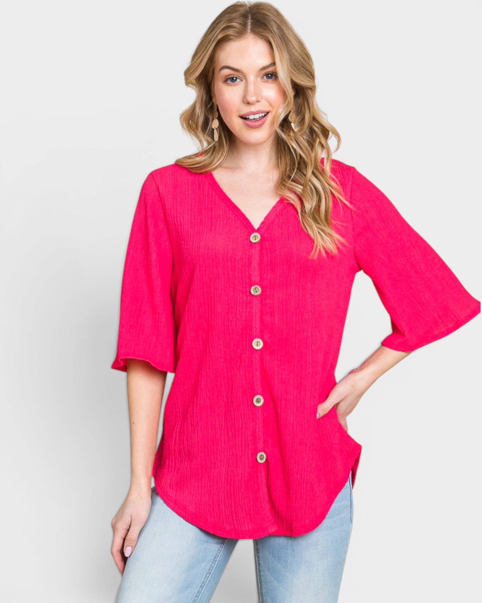Blusa con escote en V y botones en la parte delantera texturizada en color fucsia