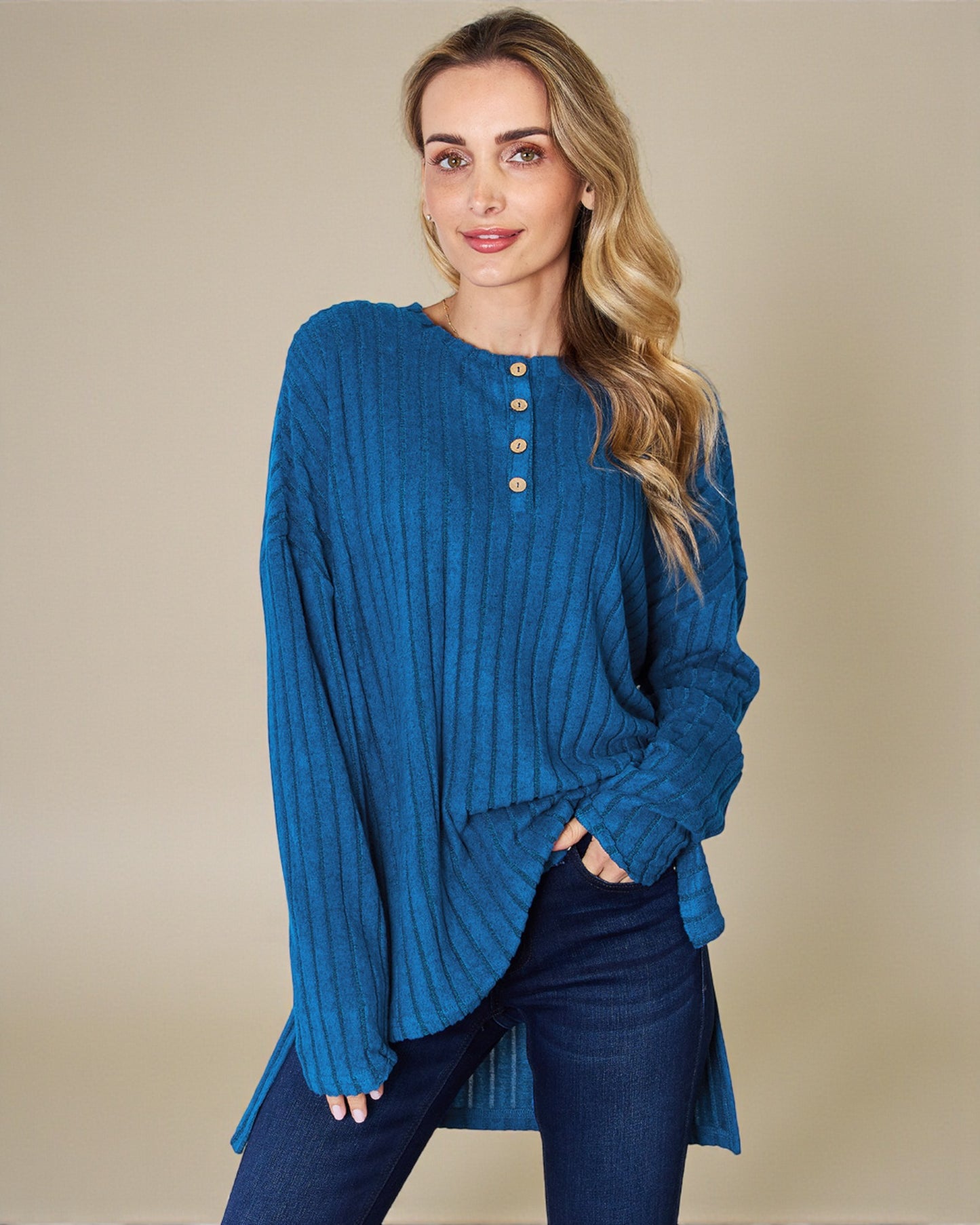 Camiseta de manga larga con dobladillo asimétrico y medio botón de punto acanalado