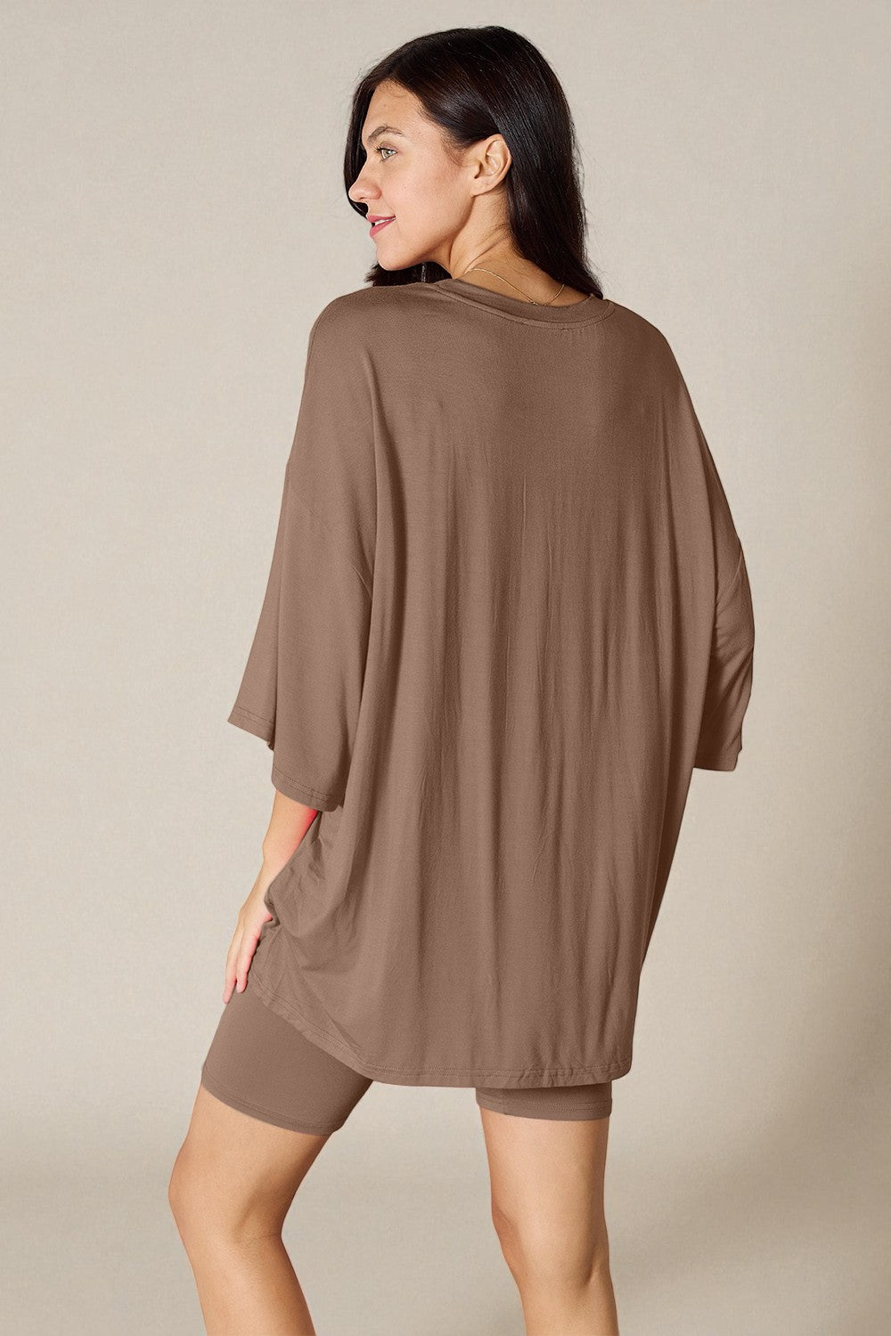 Conjunto de pantalones cortos y top de manga tres cuartos de rayón suave