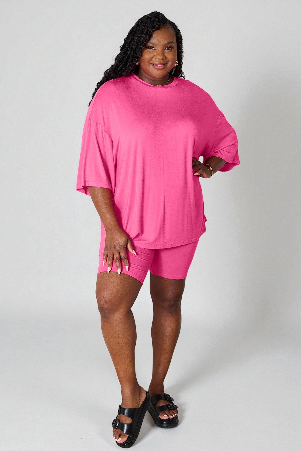 Conjunto de pantalones cortos y top de manga tres cuartos de rayón suave