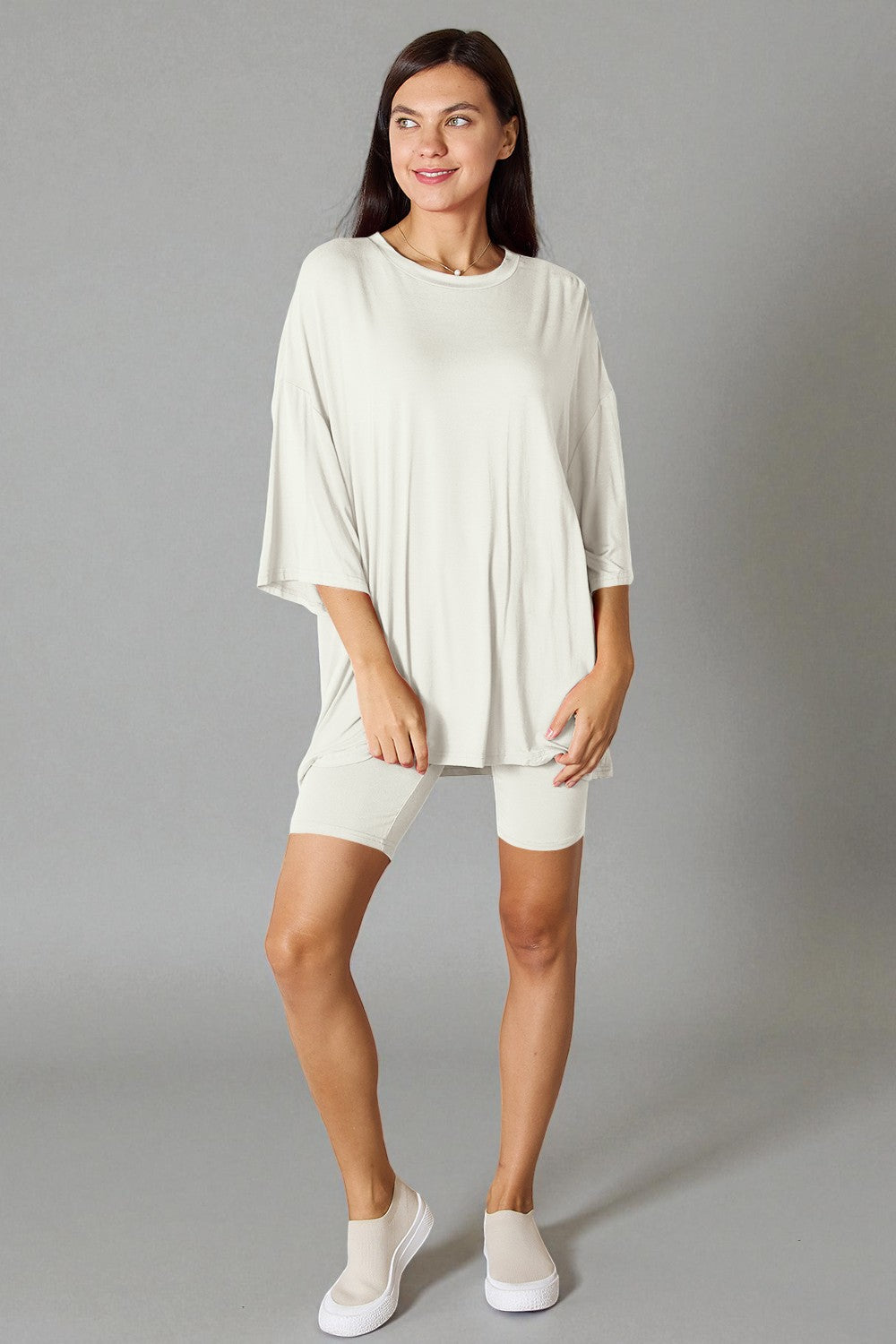 Conjunto de pantalones cortos y top de manga tres cuartos de rayón suave