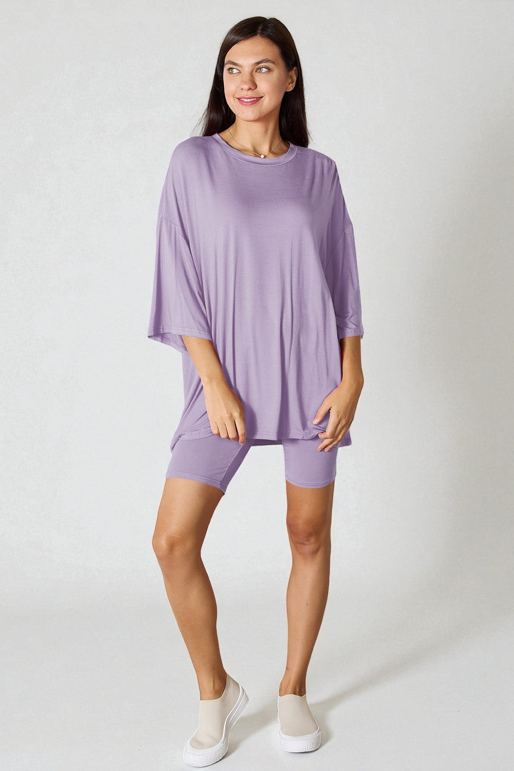 Conjunto de pantalones cortos y top de manga tres cuartos de rayón suave