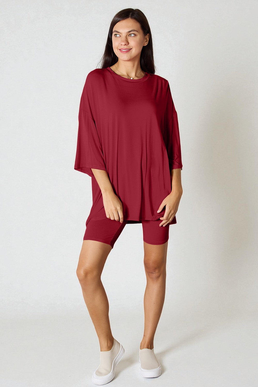 Conjunto de pantalones cortos y top de manga tres cuartos de rayón suave