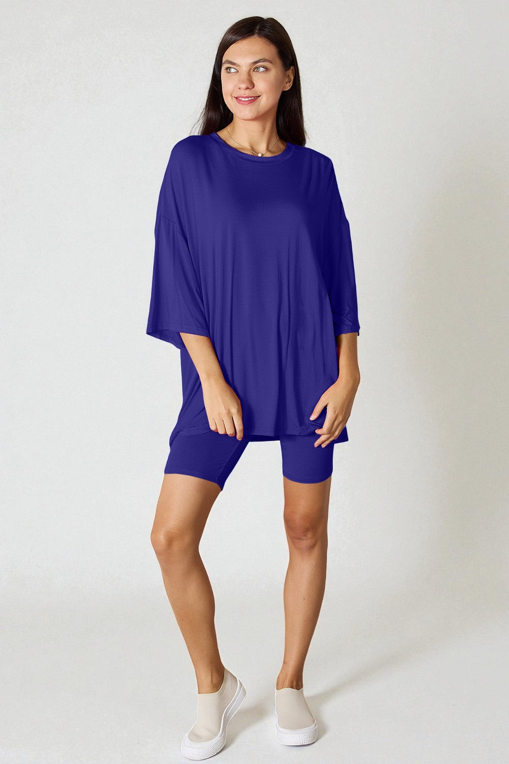 Conjunto de pantalones cortos y top de manga tres cuartos de rayón suave