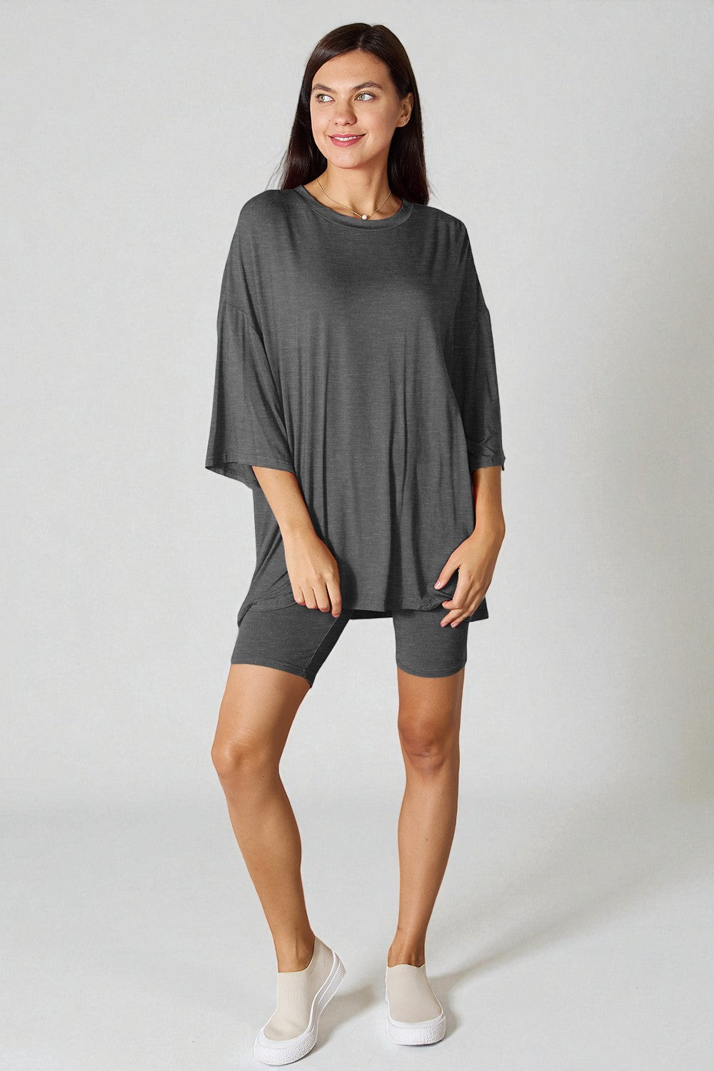 Conjunto de pantalones cortos y top de manga tres cuartos de rayón suave